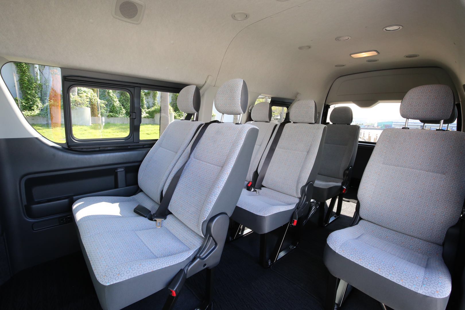 Charter Toyota Hiace Grand Cabin - Japan Land Service